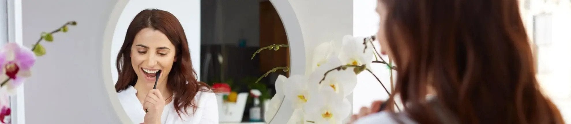 mujer saludable cepillandose los dientes