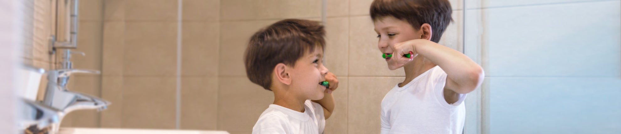 niños cepillando sus dientes